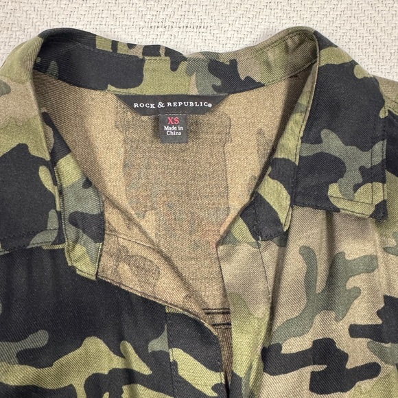 Rock & Republic Camouflage button up. NWT. Size XS. - Picture 2 of 9